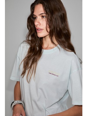 Grimelange Cassıane Kadın Bisiklet Yaka Kısa Kollu Ön ve Arka Baskılı Regular Açık Mavi T-Shirt