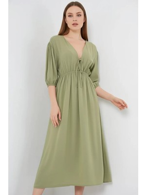 Moda Molası Kadın V Yaka Beli Büzgülü Viskon Çağla Yeşili Elbise