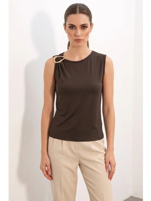 Moda Molası Kadın Yuvarlak Yaka Büzgülü Detaylı Metal Aksesuarlı Basic Kahverengi Bluz