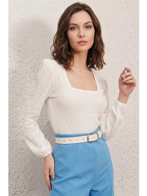Moda Molası Kadın Yuvarlak Yaka Kabartmalı Kumaş Beyaz Bluz
