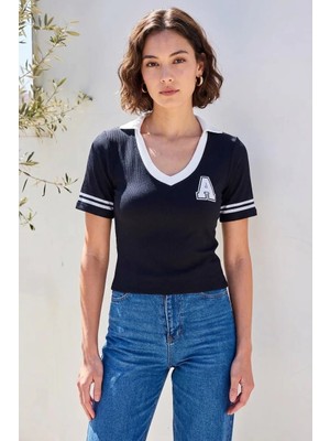 Moda Molası Kadın Polo Yaka Harf Aplike Basic Çizgili Kol Detayı Triko Siyah Tişört