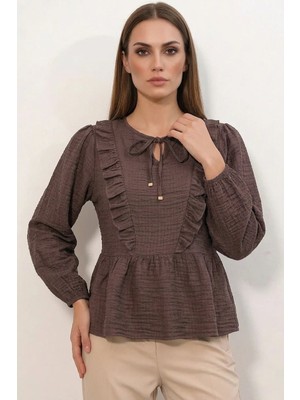 Moda Molası Kadın Yuvarlak Yaka Beli Büzgülü Fırfırlı Bağcıklı Kahverengi Bluz