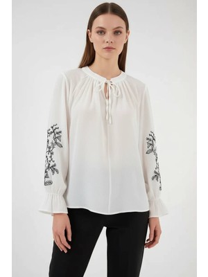 Moda Molası Kadın Gömlek Yaka Nakışlı Beyaz Bluz