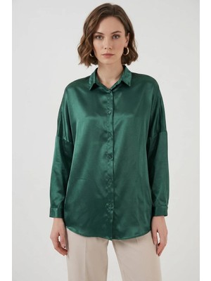 Moda Molası Kadın Oversize Kesim Saten Zümrüt Yeşili Gömlek