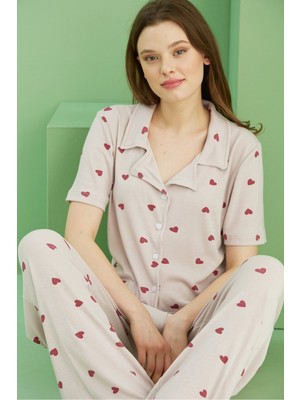 Siyah İnci Bej Rengi Kalp Baskılı Fitilli Kaşkorse Örme Düğmeli Gömlek Yaka Pijama Takım