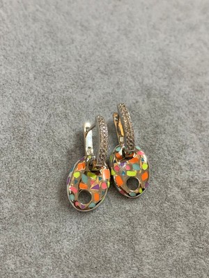 Louis Renkli mine işlemeli charm küpe
