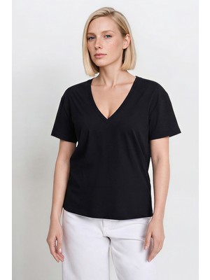 Altınyıldız Classics %100 Pamuk Yumuşak Dokulu Terletmez Slim Fit V Yaka Tişört