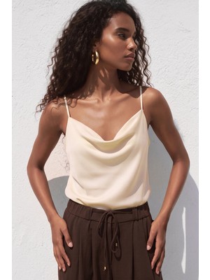 Sateen Askılı Degaje Yaka Bluz - Bej