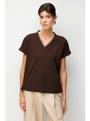 On Kadın Yakası Zincirli V Yaka T-Shirt 71352 Kahverengi