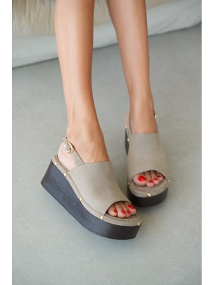 Selin Shoes Navor Kalın Bant Ayarlanabilir Bilek Gold Toka Detay Dolgu Topuk Kadın Sandalet- Vizon Süet