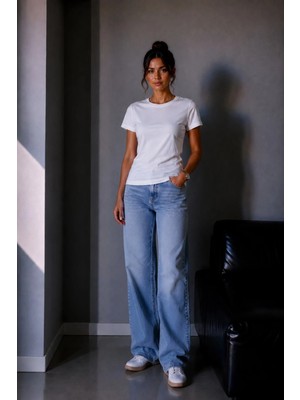 Vadon 1009 Kadın Pamuklu Regular Fit Bisiklet Yaka Yumuşak Dokulu Kısa Kollu Basic T-Shirt Beyaz