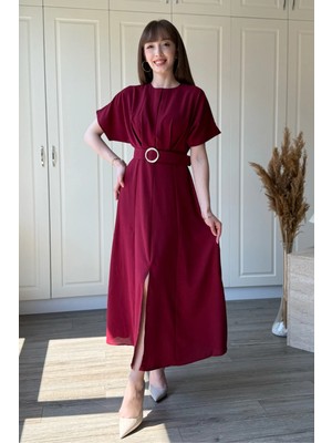 Dilay Gökoğlu Butik Kemerli Göğüs Drapeli Yırtmaçlı Midi Zarif Bordo Elbise