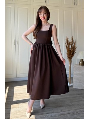Dilay Gökoğlu Butik Sırtı Fiyonk Detaylı Askılı Midi Kloş Kahverengi Elbise