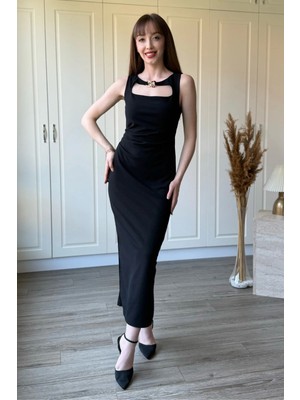 Dilay Gökoğlu Butik Göğüs Gold Aksesuar Detaylı Midi Siyah Kalem Elbise