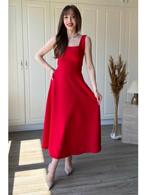 Dilay Gökoğlu Butik Kare Yaka Kloş Arkası Fular Detaylı Midi Elbise