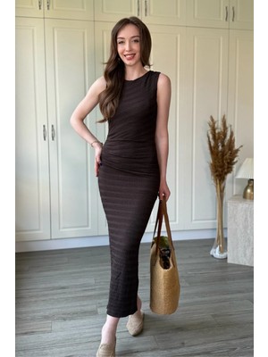 Dilay Gökoğlu Butik Dokulu Kalem Form Arkası Yırtmaçlı Midi Elbise