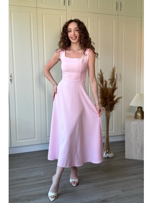 Dilay Gökoğlu Butik Kare Yaka Kloş Arkası Fular Detaylı Midi Elbise