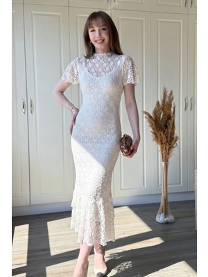 Dilay Gökoğlu Butik Dantelli Kolları Fırfırlı Dik Yaka Midi Zarif Beyaz Elbise