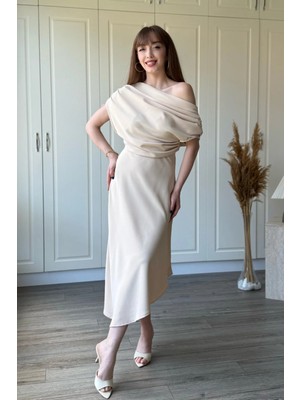 Dilay Gökoğlu Butik Omuz Dökümlü Bel Oturtmalı Asimetrik Midi Bej Elbise