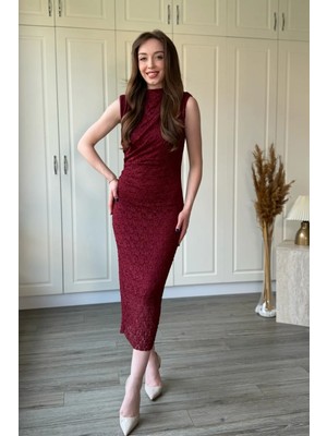 Dilay Gökoğlu Butik Dantelli Dik Yaka Vatkalı Midi Bordo Elbise