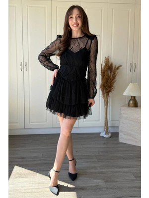 Dilay Gökoğlu Butik Dantel Detaylı Vatkalı Fırfırlı Kısa Elbise