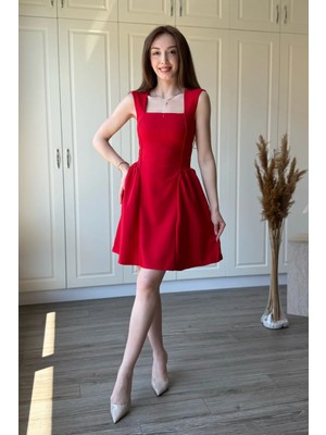 Dilay Gökoğlu Butik Bel Oturtmalı Askılı Kloş Kısa Kırmızı Elbise