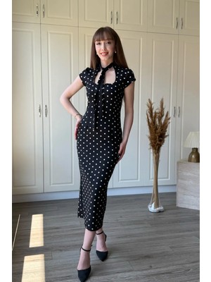 Dilay Gökoğlu Butik Fularlı Pencere Detaylı Midi Yırtmaçlı Elbise