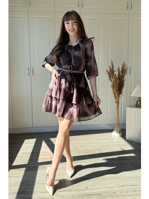 Dilay Gökoğlu Butik Kat Kat Şifon Fırfırlı Kemerli Kısa Desenli Elbise