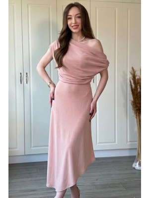 Dilay Gökoğlu Butik Omuz Dökümlü Bel Oturtmalı Asimetrik Midi Pembe Elbise
