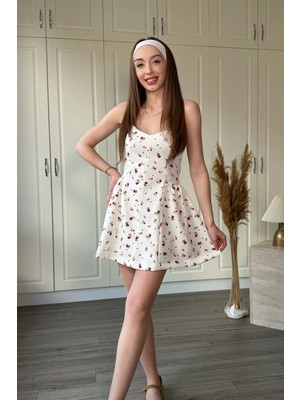 Dilay Gökoğlu Butik Çiçek Desenli Askılı Kloş Beyaz Elbise