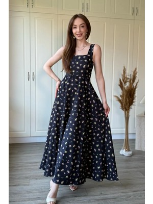 Dilay Gökoğlu Butik Çiçekli Kare Yaka Arkası Fiyonk Detaylı Midi Siyah Elbise