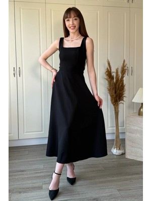 Dilay Gökoğlu Butik Kare Yaka Kloş Arkası Fular Detaylı Midi Siyah Elbise