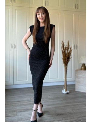 Dilay Gökoğlu Butik Vatkalı Taşlı Yırtmaçlı Midi Siyah Elbise