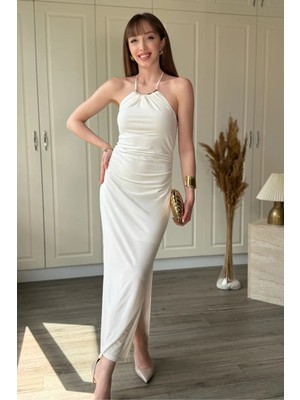 Dilay Gökoğlu Butik Boyundan Bağlamalı Sırt Detaylı Yırtmaçlı Drapeli Beyaz Elbise