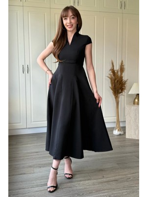 Dilay Gökoğlu Butik V Yaka Bel Oturmalı Kloş Midi Dalgıç Kumaş Siyah Elbise
