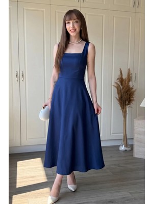 Dilay Gökoğlu Butik Kare Yaka Kloş Arkası Fular Detaylı Midi Lacivert Elbise