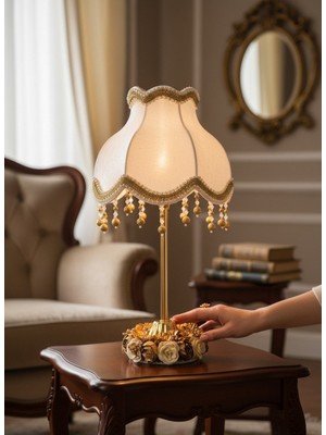 dekovien Ekru Kadife Kaplı Çiçek Dekorlu Gold Şeritli Başlık Çiçekli Gold Metal Ayaklı Klasik Abajur 50X25CM