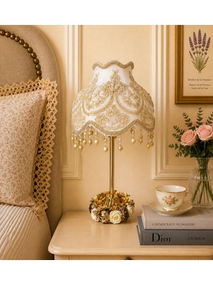dekovien Ekru Kadife Kaplı Çiçek Dekorlu Gold Işlemeli Başlık Gold Metal Çiçek Ayaklı Klasik Abajur 50X25CM