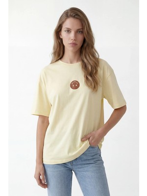 Hakke Oversize Gülen Yüz Baskılı T-Shirt
