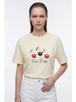 Hakke Dokuma Etiket Detaylı Cherry Baskılı Oversize T-Shırt