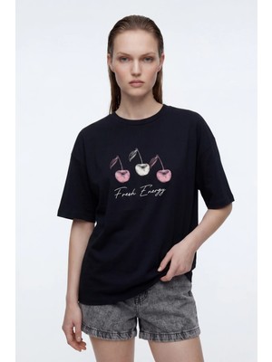 Hakke Dokuma Etiket Detaylı Cherry Baskılı Oversize T-Shırt