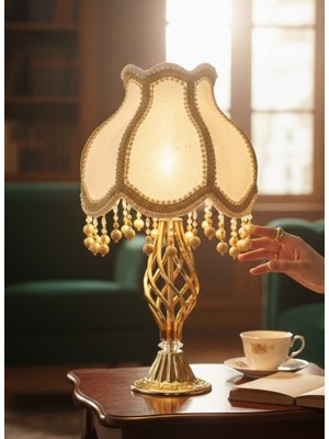 dekovien Ekru Kadife Kaplı Gold Işlemeli Şık Başlık Burgulu Gold Metal Ayaklı Klasik Model Abajur 55X25CM