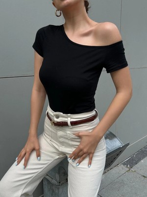Minaaise Kadın Siyah Kayık Yaka Pamuk Kumaş Kısa Kollu Body 29129
