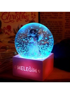 Kedi Temalı Dekoratif Tasarıma Sahip Hediye Seti – Peluş Kedi Yastık + Buhar Makinesi Nemlendirici + Melek Figürlü Kar Küresi | Dekoratif Hediye Seti