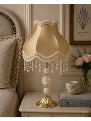 dekovien Gold Kadife Kaplı Beyaz Işlemeli Başlık Incili Gold Metal Ayaklı Klasik Model Abajur 55X25CM