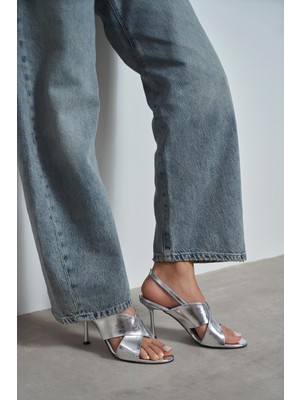 Nişantaşı Shoes Zoya Gümüş Desenli Çapraz Bant Ince Topuklu Kadın Sandalet