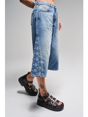 It's Basic Kadın Mavi Kot Rengi 2s5-75 Çiçek Nakışlı Maxi Boy Tasarım Denim Şort