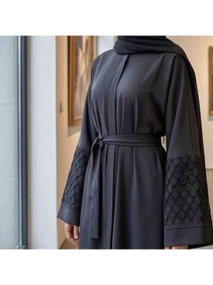 Nedâ Damla Kol Detaylı, Gizli Fermuarlı Kuşaklı Siyah Ferace - Medine Ipeği