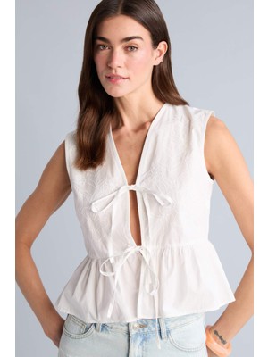 DeFacto %100 Pamuk Fitted V Yaka Poplin Kolsuz Beyaz Bluz E6529AX26HS
