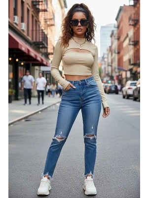 Çamaşır Kenti Kadın Ekru Modern Fit Göğüs Dekolteli Uzun Kollu Cut Out Crop Top Bluz